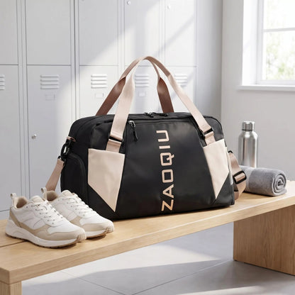 Sac de sport noir posé sur un banc de vestiaire avec chaussures et accessoires de fitness à proximité
