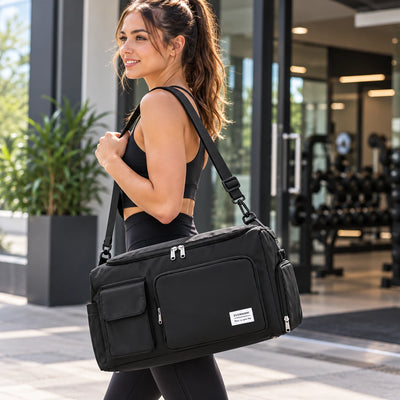 femme porte sac de sport noir à l épaule devant salle de fitness