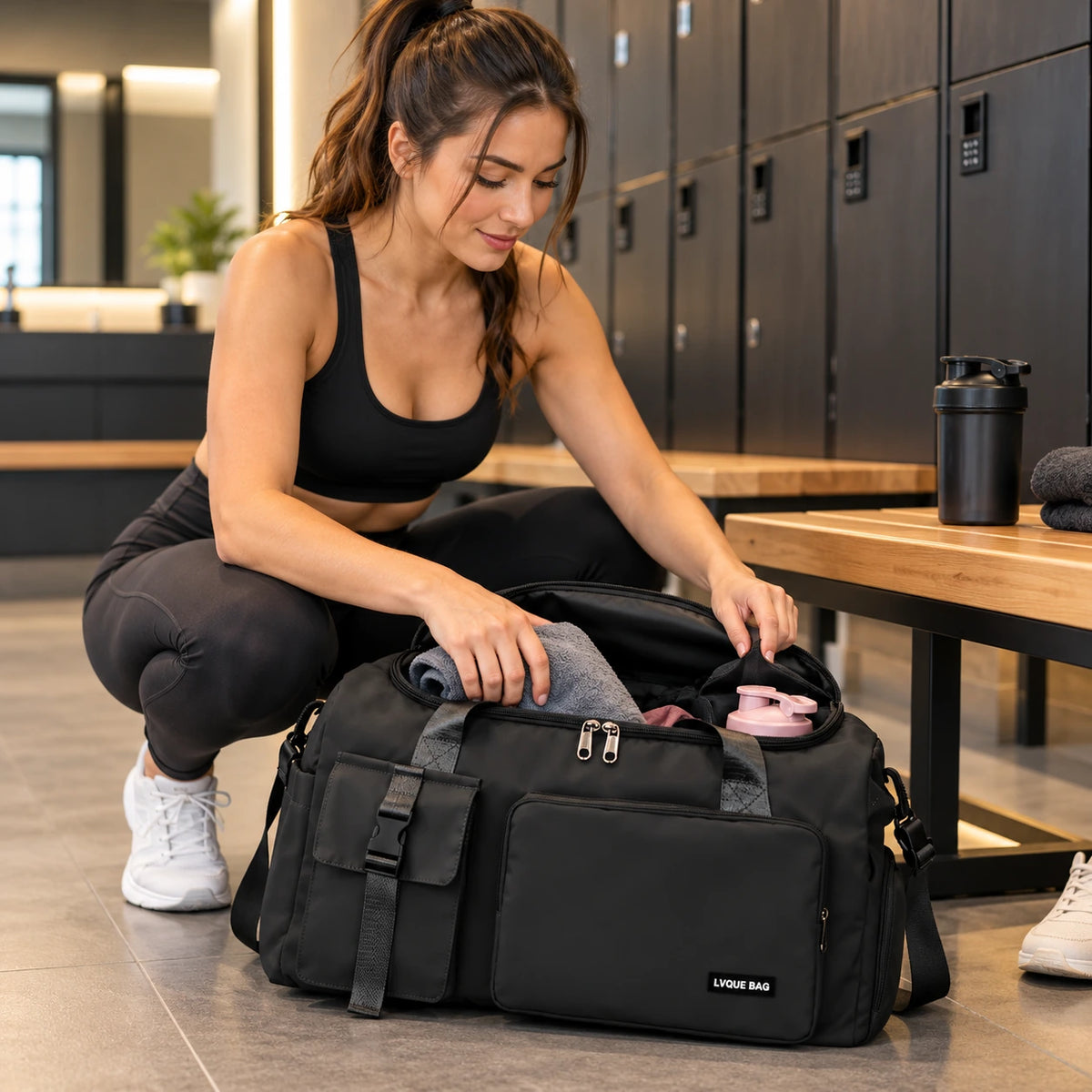 Femme accroupie devant son sac de sport noir ouvert dans un vestiaire rangeant ses affaires