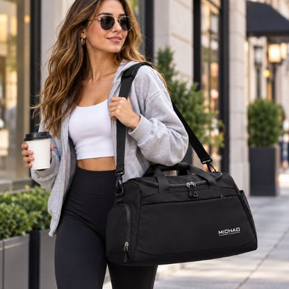femme porte sac de sport fitness noir sur son épaule dans la ville