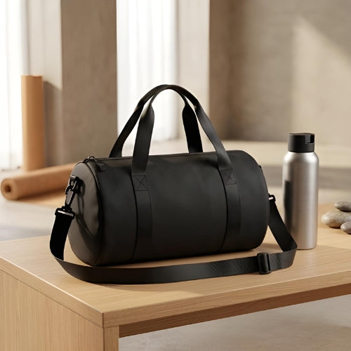 sac de sport fitness noir posé sur une table dans une vestiaire