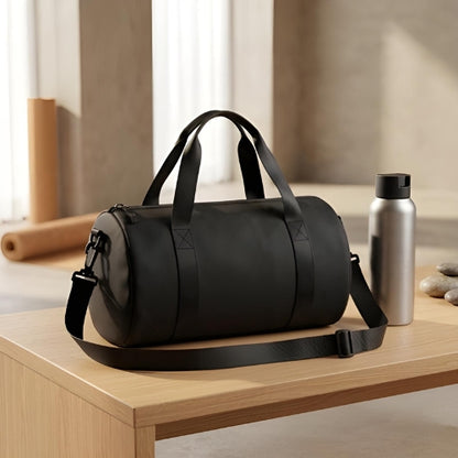 sac de sport fitness noir posé sur une table dans une vestiaire