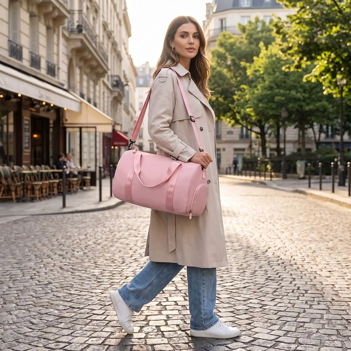 femme en tenue posée porte sac de sport rose dans la ville