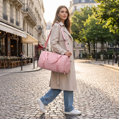 femme en tenue posée porte sac de sport rose dans la ville