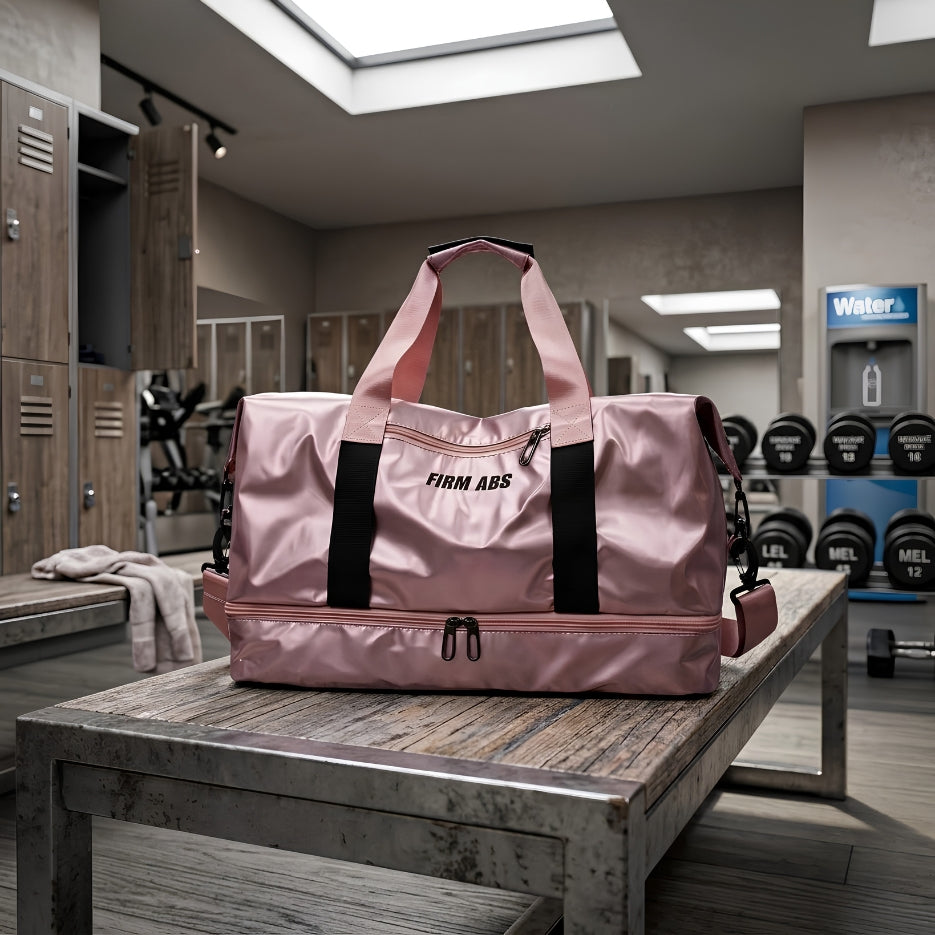 sac de sport rose posé sur un banc dans vestiaire de salle de sport