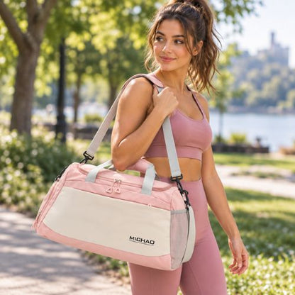 femme porte sac de sport fitness rose sur son épaule dans un parc