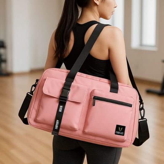 Femme portant sac de sport rose spacieux avec poches multiples et bandoulière confortable