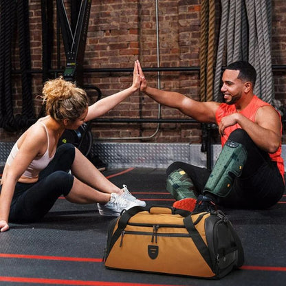 Deux sportifs se félicitent après une séance de musculation un sac de sport kaki au sol devant eux