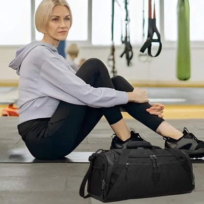 Femme en tenue de sport assise dans une salle de fitness avec un sac de sport noir posé devant elle