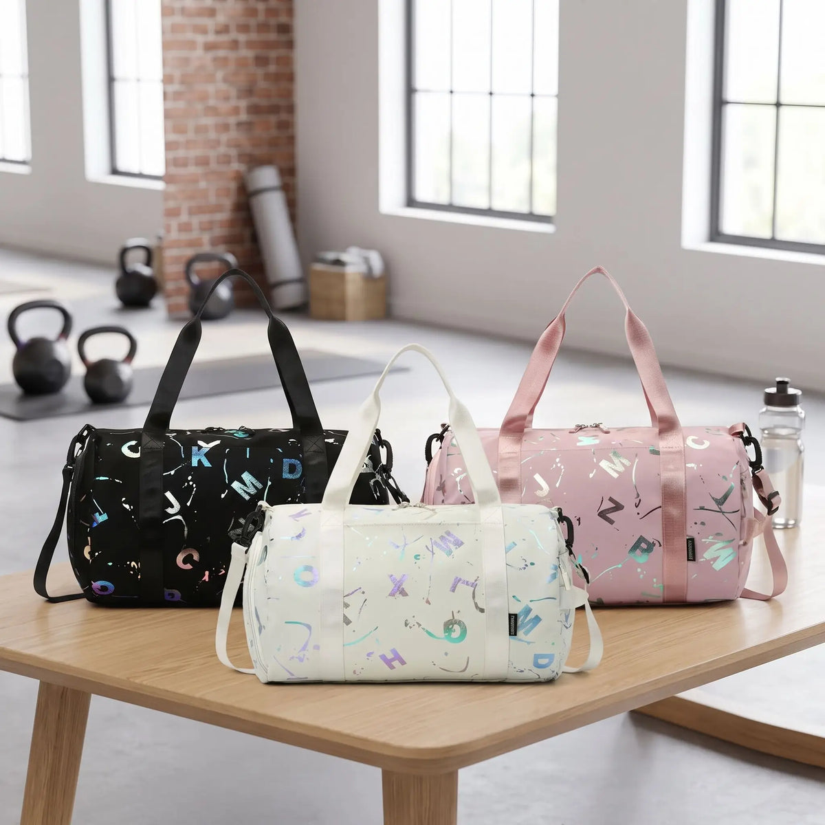 trois sac de sport fitness posés sur une table dans une salle fitness