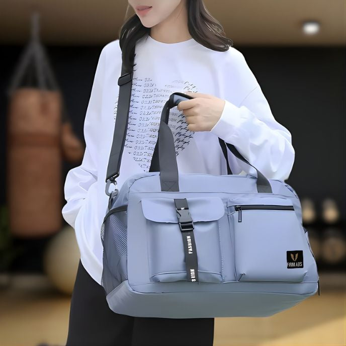Femme portant sac de sport bleu confortable idéal pour organiser ses affaires de fitness