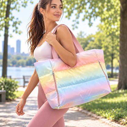 femme avec tenue sport porte sac yoga arc en ciel rose dans un parc