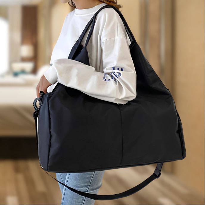 femme porte sac yoga noir à l épaule dans sa chambre