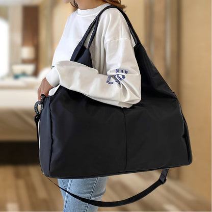 femme porte sac yoga noir à l épaule dans sa chambre