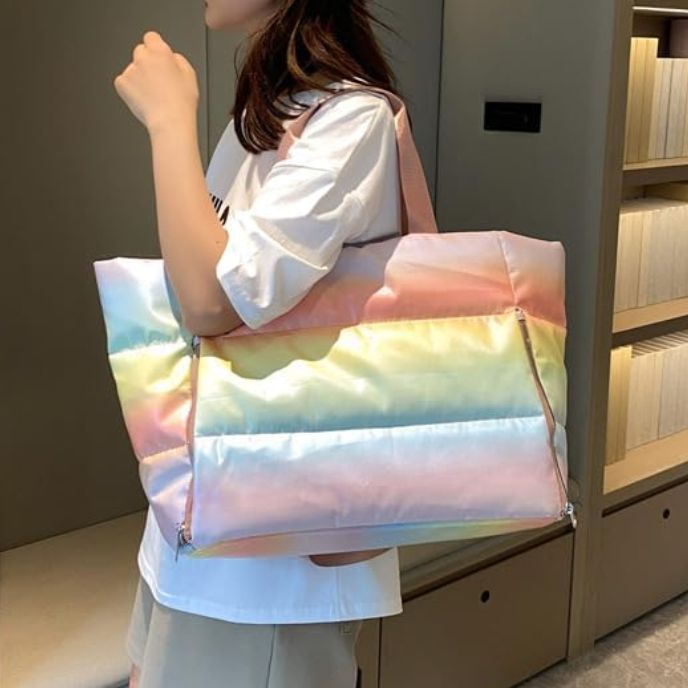 femme porte sac yoga couleur arc-en-ciel devant une bibliotheque