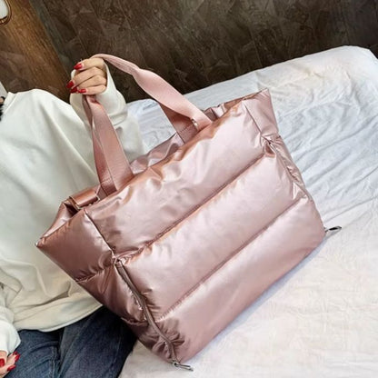 femme porte sac yoga rose avec une main sur un lit