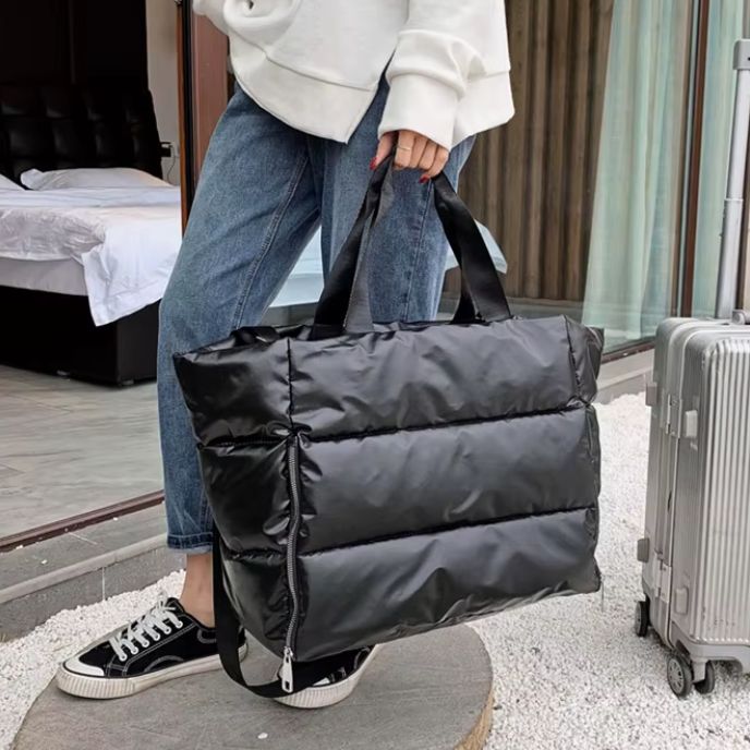 femme porte sac yoga noir devant la porte de sa chambre