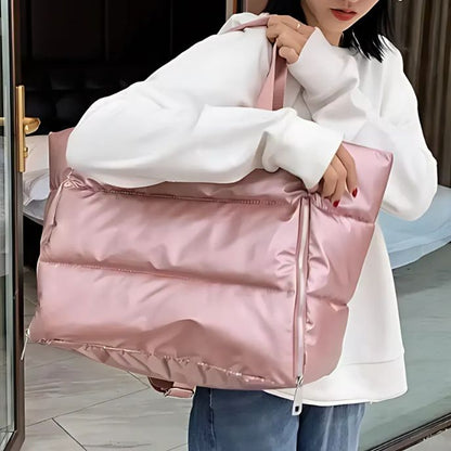 femme porte sac yoga rose devant sa chambre