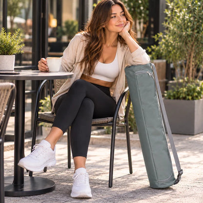 femme dans un café avec sac yoga gris à côté d elle