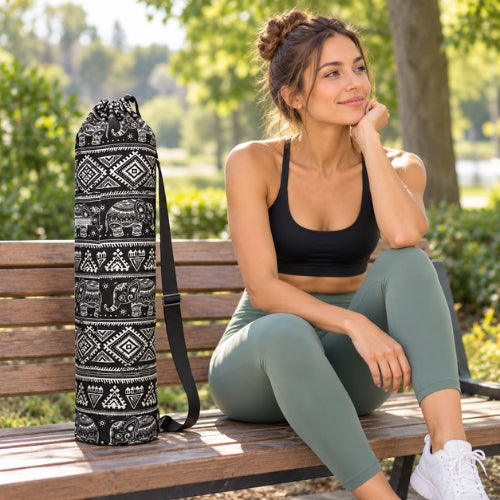 femme sur un banc avec sac yoga noir et blanc à côté d elle
