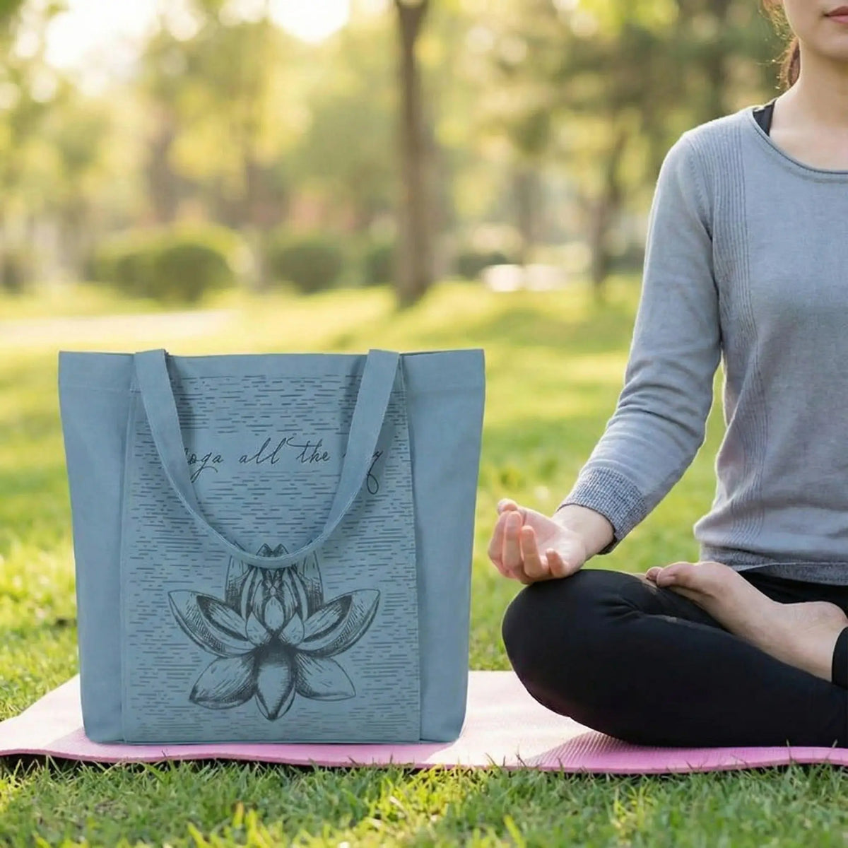 femme fait yoga dans un parc avec sac yoga bleu à côté d elle