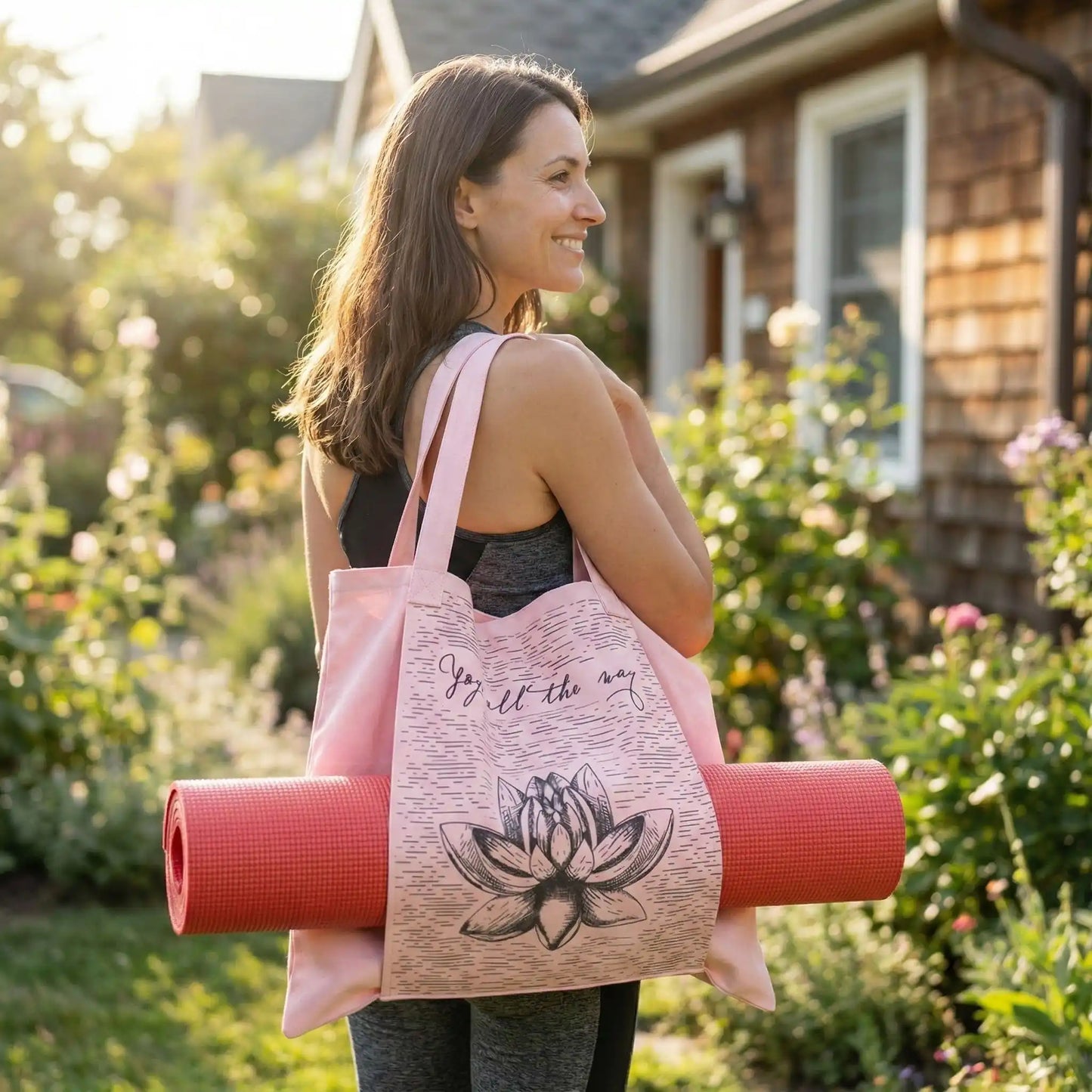femme portant sac yoga rose sur son épaule dans le jardin de sa maison