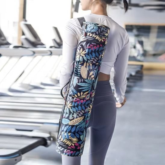 Sac yoga porté dans le dos par une femme sac de transport pour tapis de yoga à motif bleu