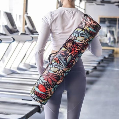 Sac yoga porté à l épaule par une femme sac cylindrique à motif multicolore dans une salle de sport moderne