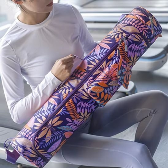Sac yoga tenu à la main sac de tapis de yoga cylindrique à motif violet pour femme en salle de fitness