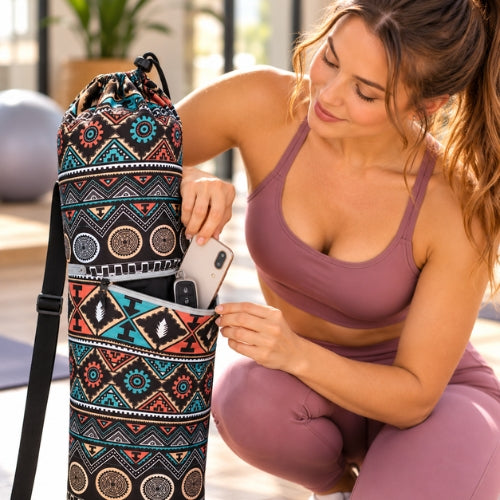 femme range son téléphone dans sac yoga multicolore dans son salon