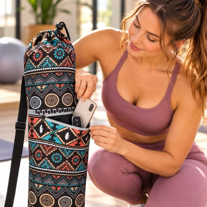 femme range son téléphone dans sac yoga multicolore dans son salon