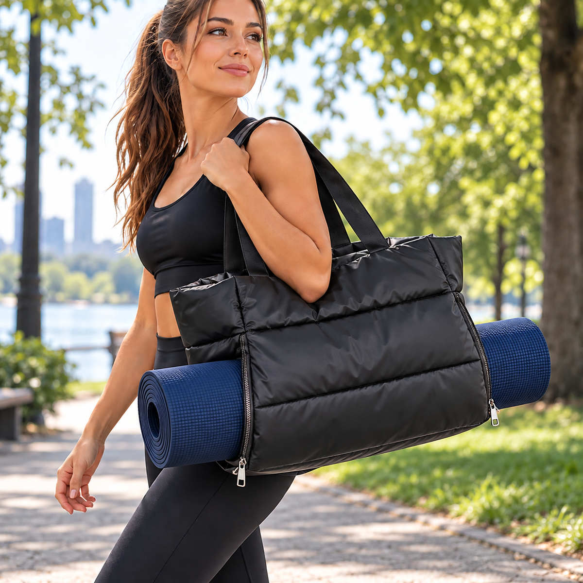 femme avec tenue sport porte sac yoga  rouge avec tapis yoga bleu rangé dedans dans un parc