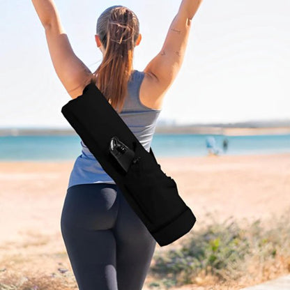 Sac yoga noir porté à l épaule par une femme sac de tapis de yoga pour entraînement en plein air