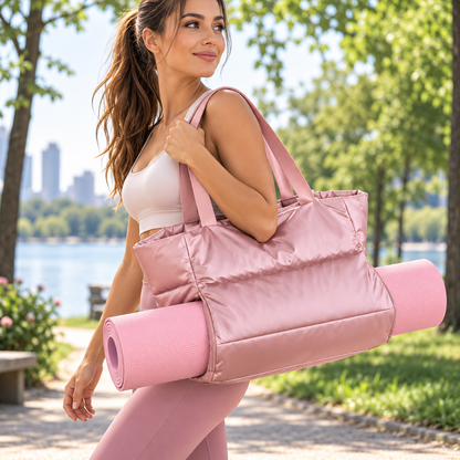 femme avec tenue sport porte sac yoga  rose avec tapis yoga rangé dedans dans un parc