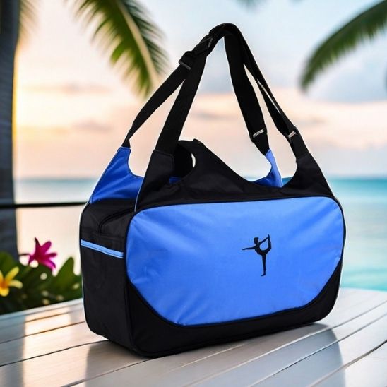 sac yoga bleu clair sur une table au bord de la plage