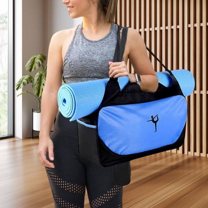 femme porte sac yoga bleu clair sur son épaule avec tapis de yoga en dessus du sac et attaché avec une ceinture conçue pour son maintien