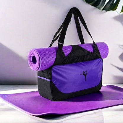sac yoga violet sur un tapis violet