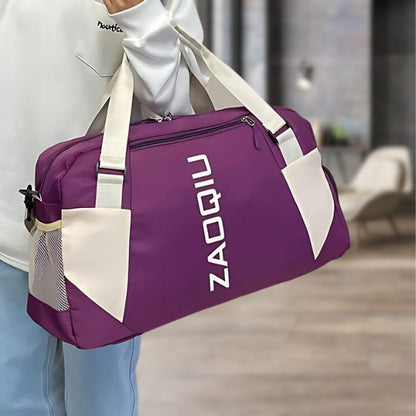 Personne tenant sac de sport violet  pratique pour les activités sportives