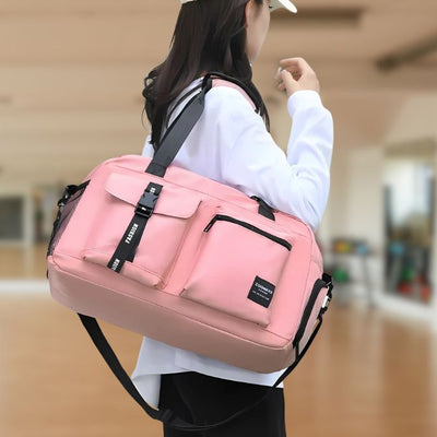 Femme portant sacs de sport rose spacieux avec poches multiples dans gymnase
