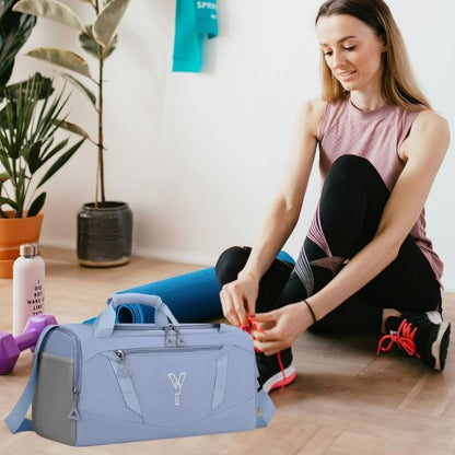 Femme sportive avec un sac de sport bleu clair, tapis de yoga et accessoires de fitness