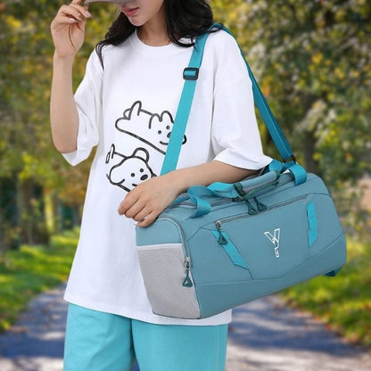 femme porte sacs de sport bleu sur son épaule