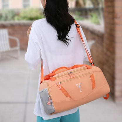 femme porte sacs de sport orange sur son épaule