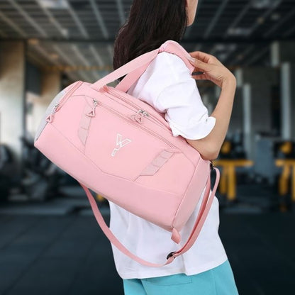 femme sportive avec sacs de sport rose en salle de fitness