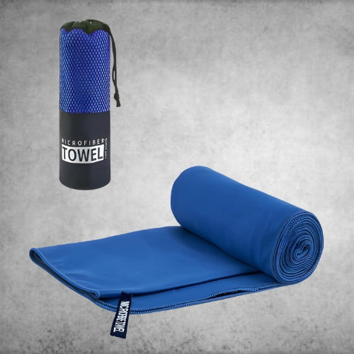 Serviette de sport bleu dépliée et une dans le sac d emballage