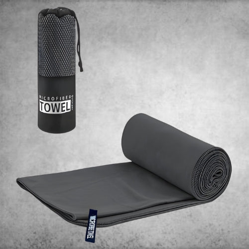 Serviette de sport gris dépliée et une dans le sac d emballage