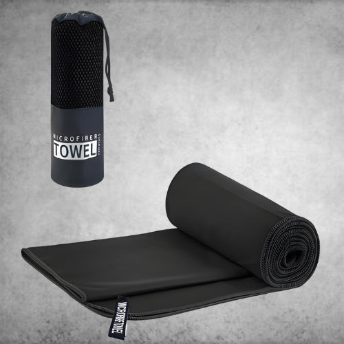 Serviette de sport noir dépliée et une dans le sac d emballage