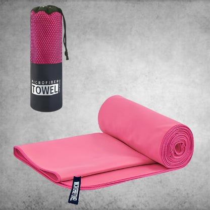 Serviette de sport rose dépliée et une dans le sac d emballage