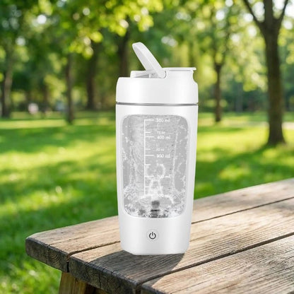 shaker proteine electroshake blanc posé sur une table dans un parc