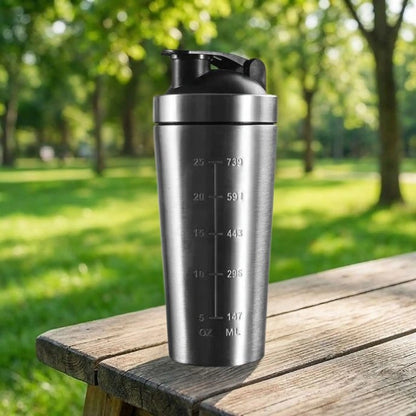 shaker inox argent posé sur une table