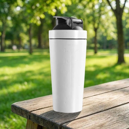 shaker inox blanc posé sur une table